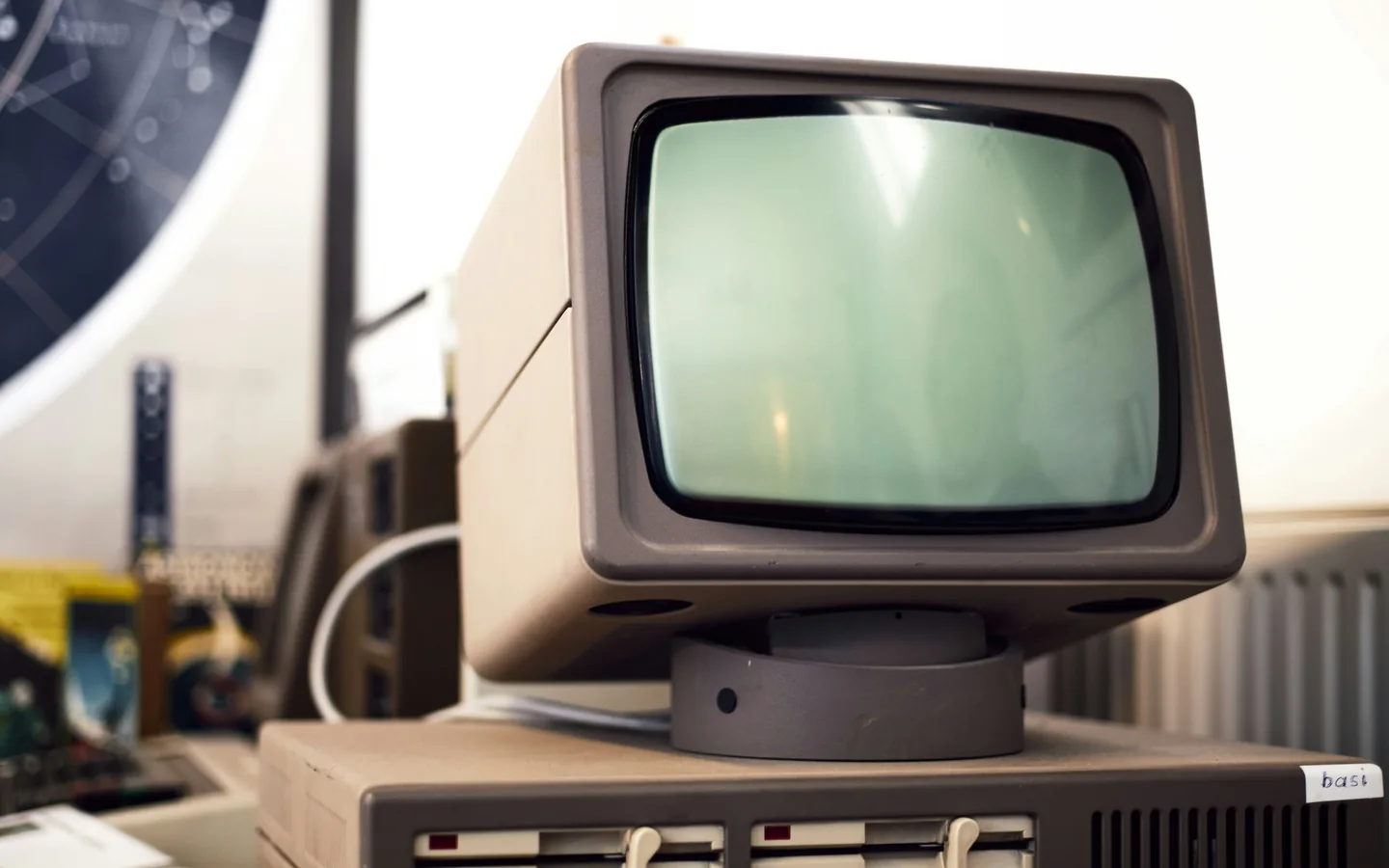 Historische Monitore und Computersysteme