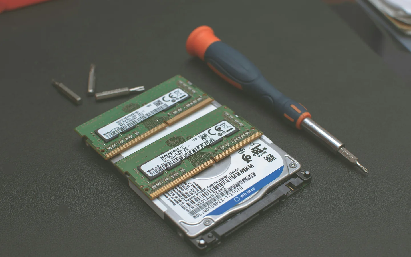 Computerhardware und Werkzeug in einer Werkstatt