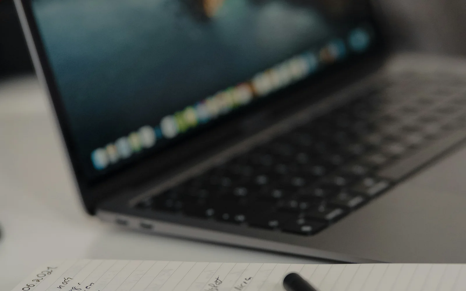 Lernende Person mit Notebook in einer modernen Arbeitsumgebung
