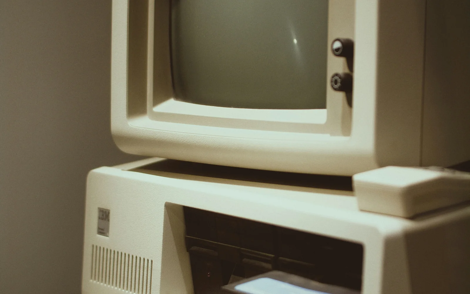 Historischer Computer in einer Sammlung