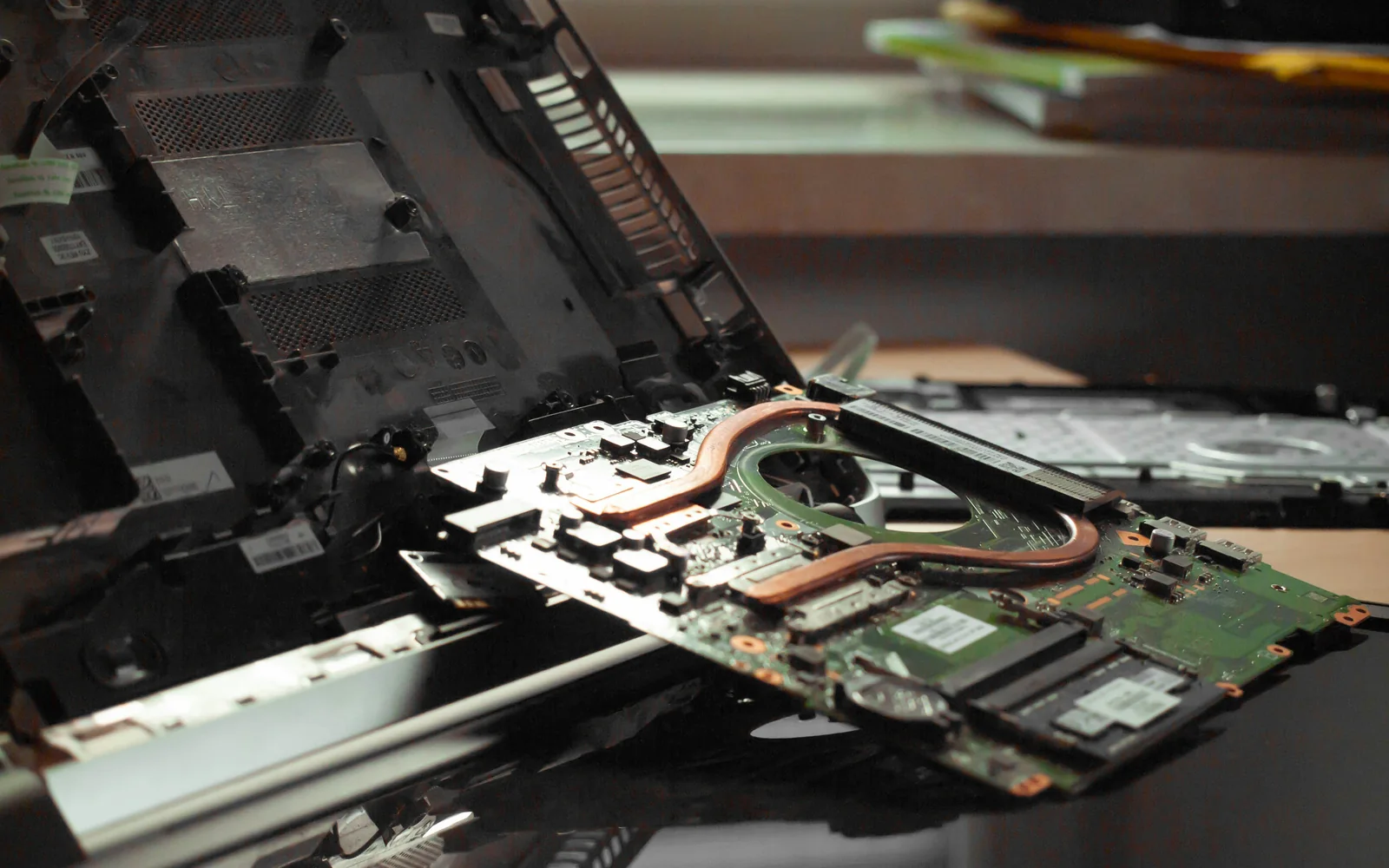 Werkzeuge und elektronische Bauteile bei einer Reparatur