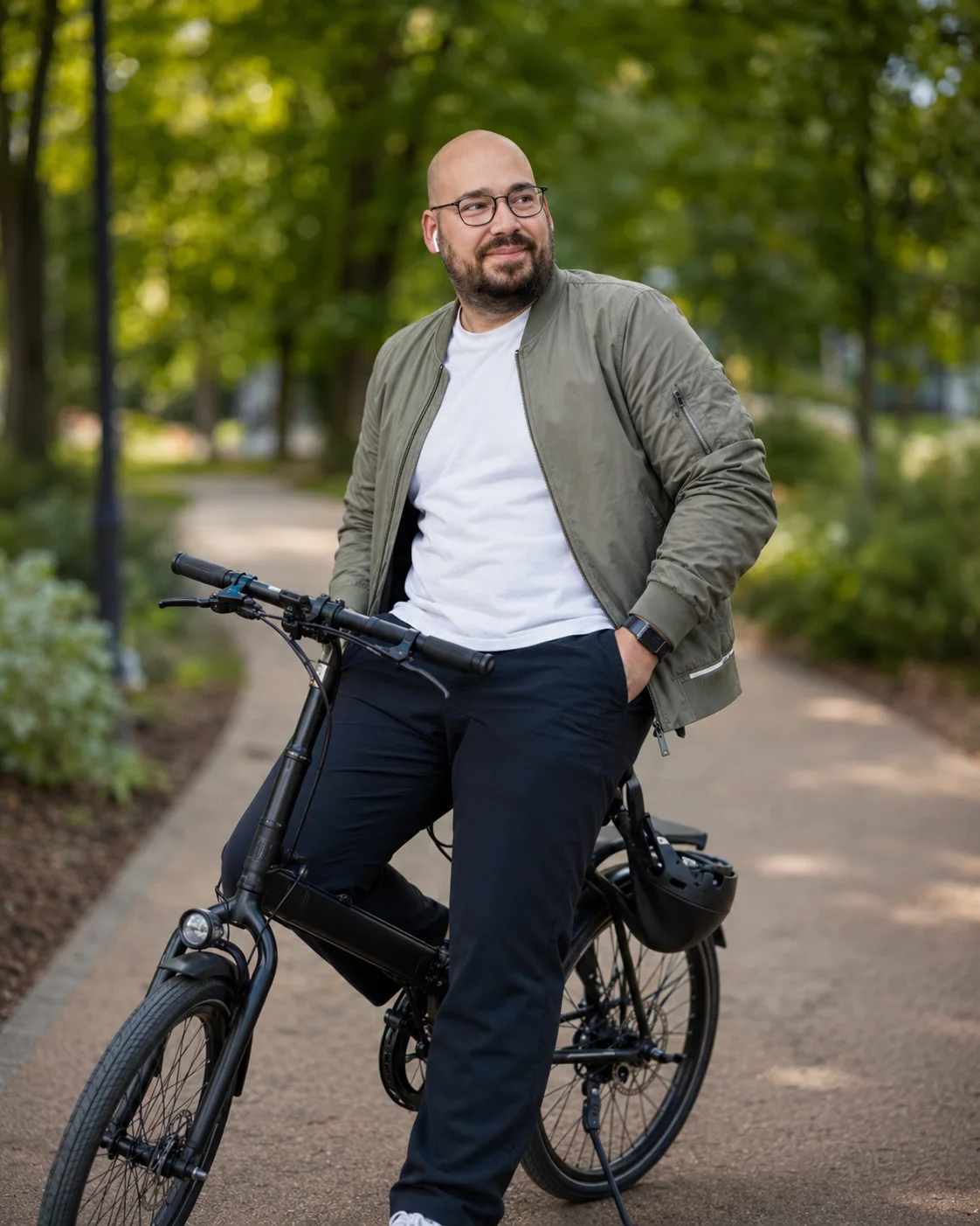 Tassilo D. Koch mit einem Fahrrad im Grünen