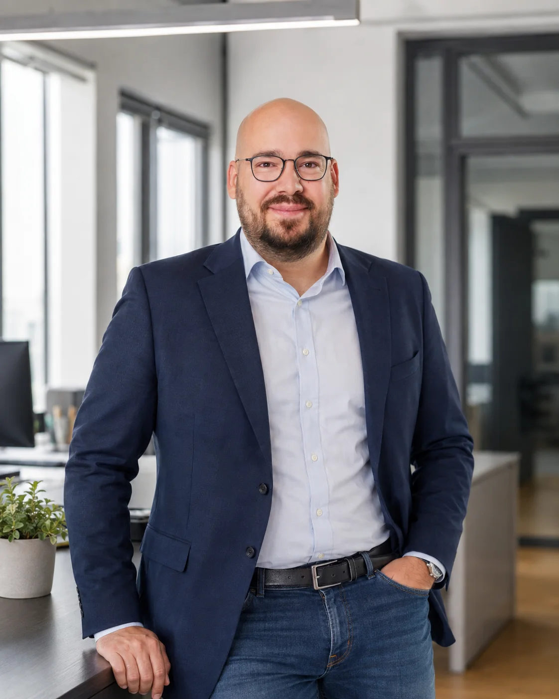 Tassilo D. Koch in einem Büro