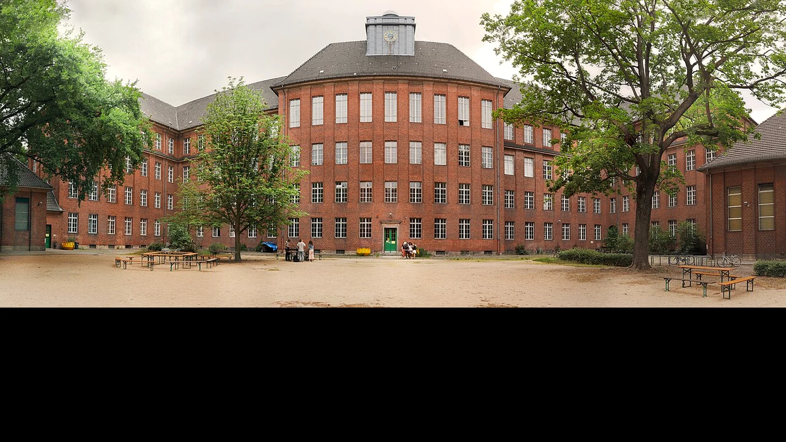 Historischer Backsteinbau des Berlin-Kollegs im Innenhof der Turmstraße 75 in Berlin-Moabit