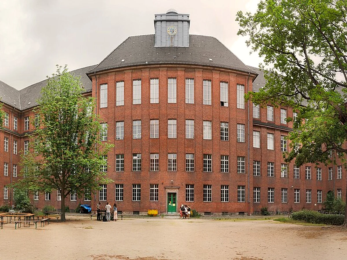 Der historische Backsteinbau des Berlin-Kollegs im Innenhof der Turmstraße 75 in Berlin-Moabit