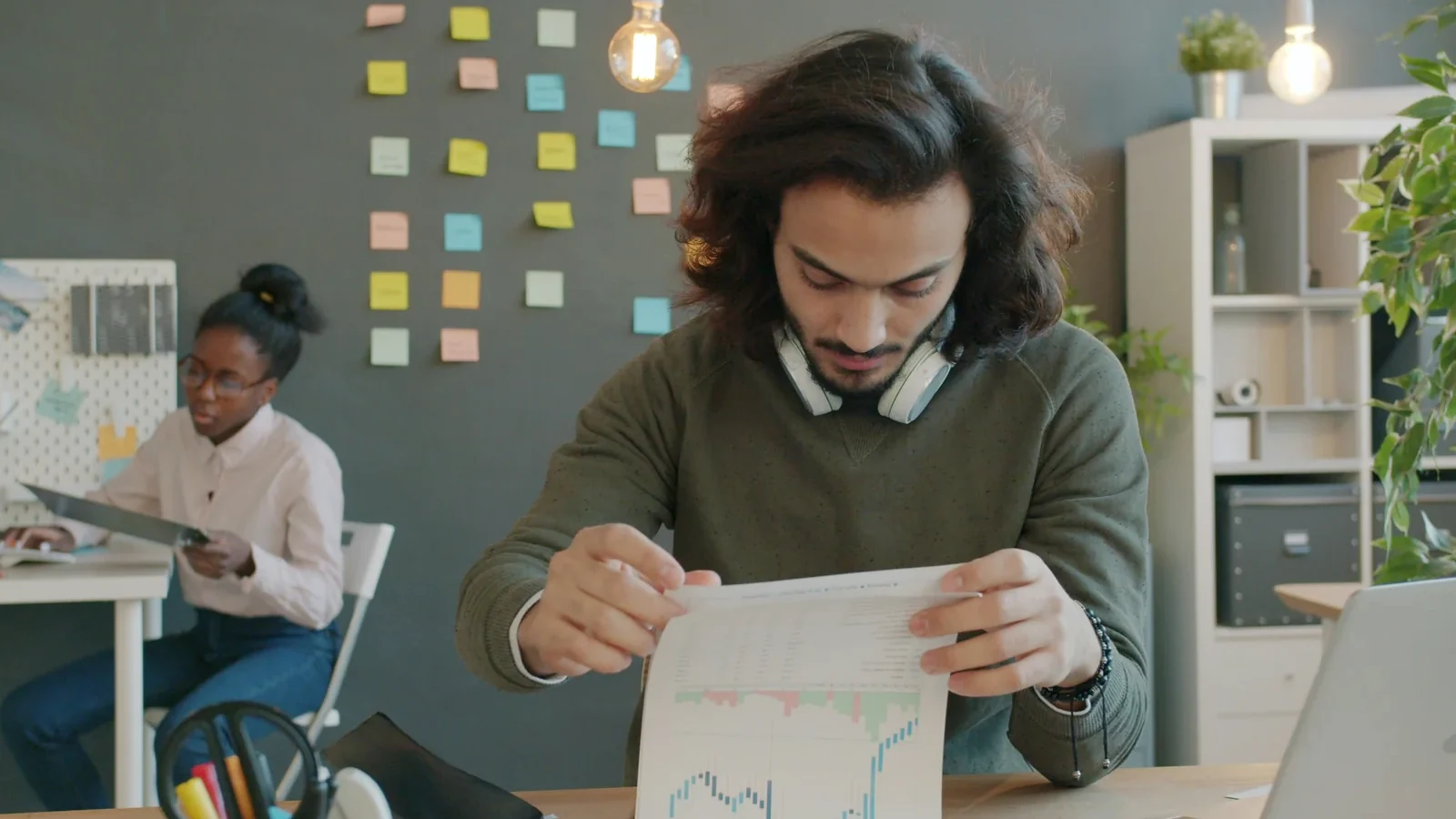 Beschäftigte in einer modernen Arbeitsumgebung bei Analyse und Planung