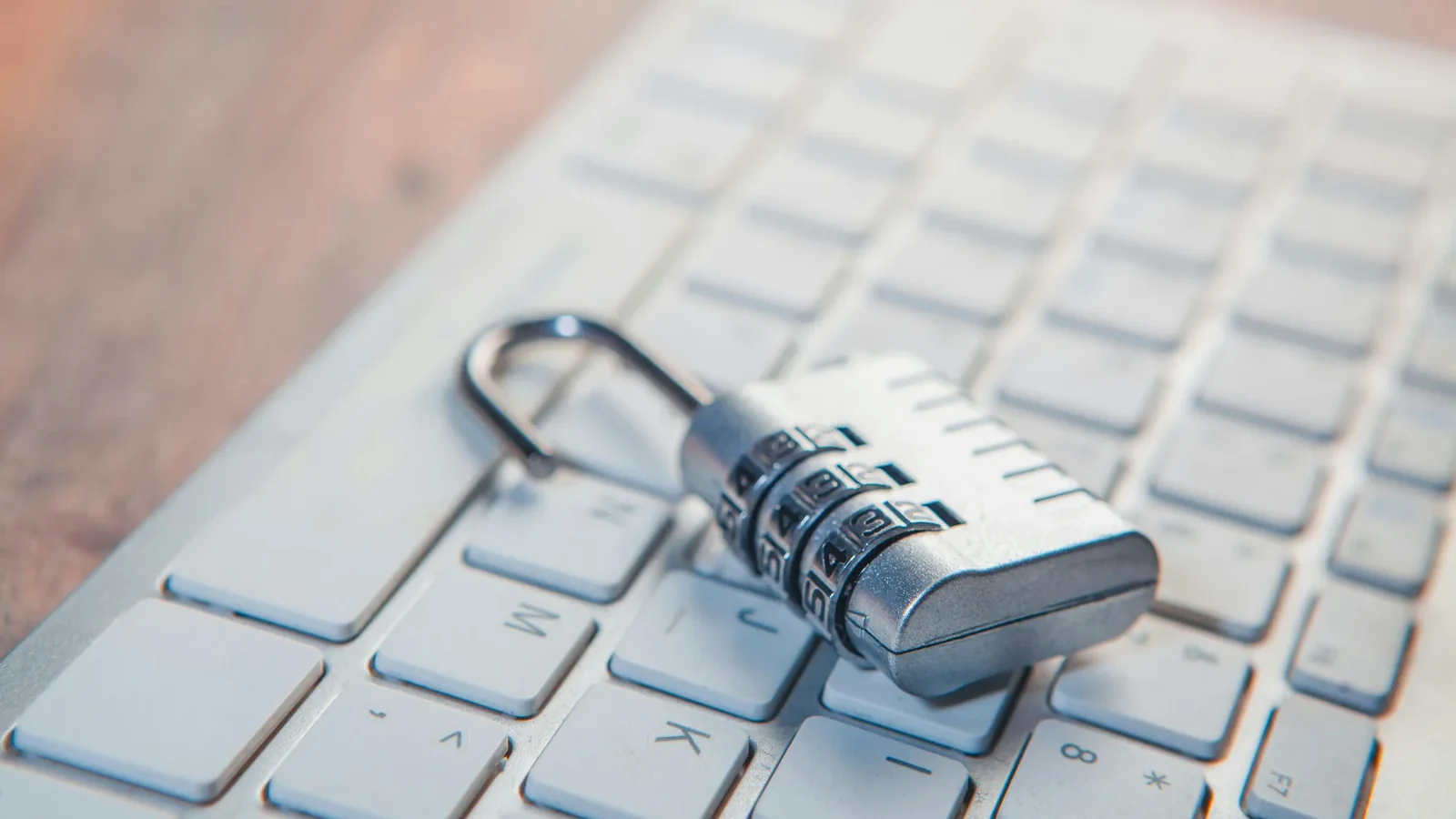 Vorhängeschloss auf einer Computertastatur als Symbol für digitales Vertrauen und Sicherheit
