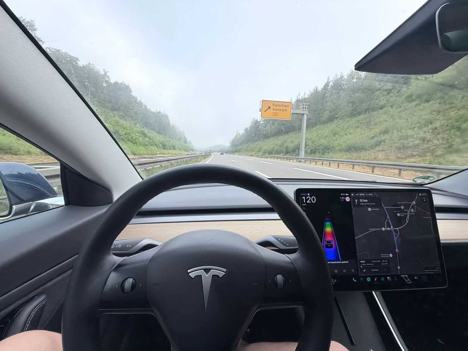 Blick aus dem Tesla Model 3 auf der Autobahn in Richtung Radolfzell