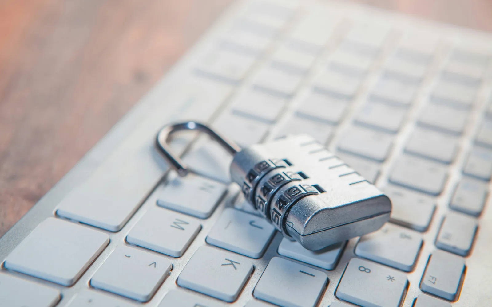 Symbolbild für IT-Sicherheit, Firewall-Regeln und die Absicherung von Unternehmensnetzwerken